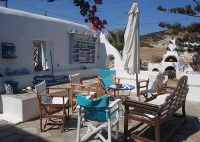 Ο καλόγουστος περιβάλλον χώρος της μεζονέτας στον ελαιώνα