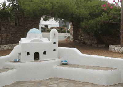 Η γραφική είσοδος στον 16 στρεμάτων ελαιώνα, όπου βρίσκεται η πέτρινη μεζονέτα μαζί με άλλα 7 στούντιο