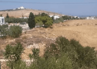 Η θέα από τη βορεινή βεράντα της πέτρινης μεζονέτας προς τη Νάουσα