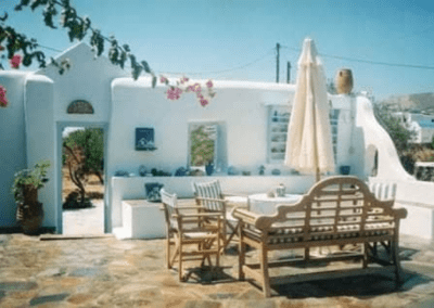 Άνετη κοινόχρηστη βεράντα στον ελαιώνα για αξέχαστες καλοκαιρινές βραδιές και χώρος parking στον ελαιώνα των 16 στρεμμάτων