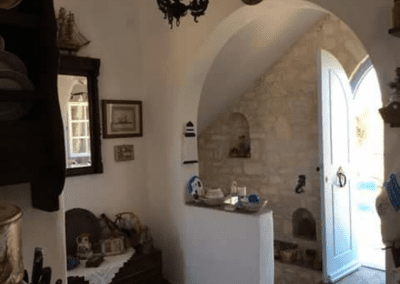 Η βόρεια κεντρική είσοδος της πέτρινης μεζονέτας