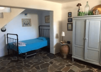 Η μεγάλη και δροσερή κρεβατοκάμαρα με ένα μονό και ένα διπλό κρεβάτι στον κάτω όροφο.