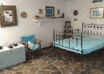 Η δροσερή και μεγάλη κρεβατοκάμαρα φιλοξενεί 3 άτομα.